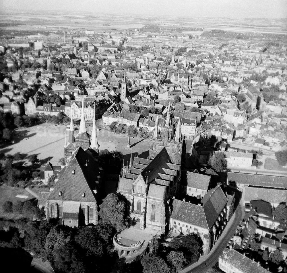 Erfurt from the bird's eye view: Church building of the cathedral on plave Domplatz in the old town in the district Altstadt in Erfurt in the state Thuringia, Germany