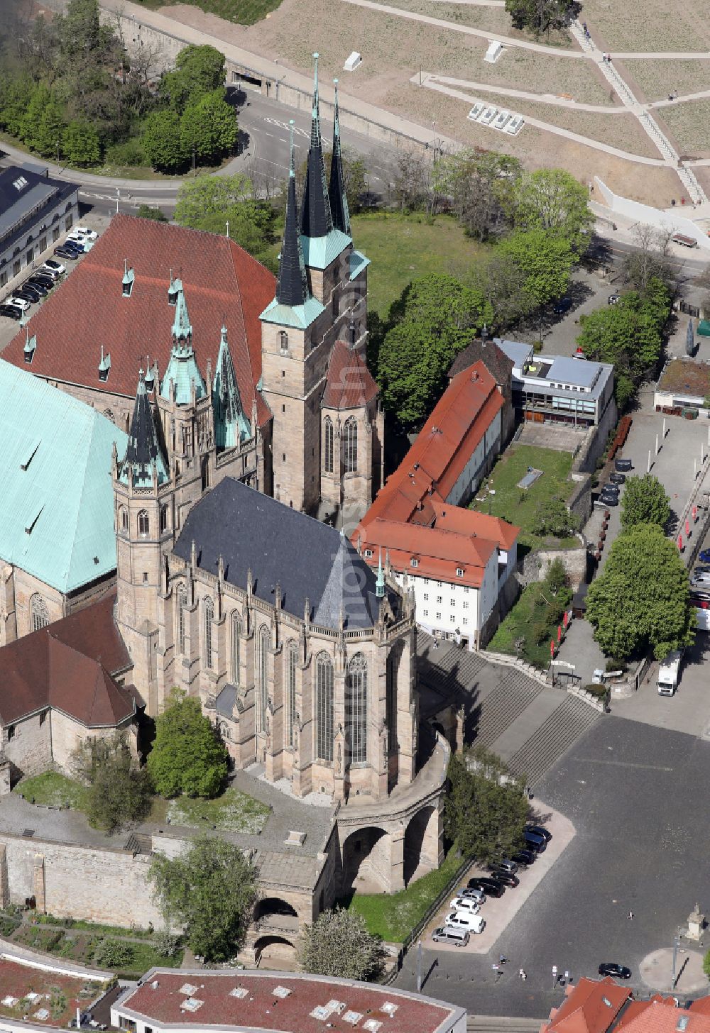 Aerial image Erfurt - Church building of the cathedral on plave Domplatz in the old town in the district Altstadt in Erfurt in the state Thuringia, Germany