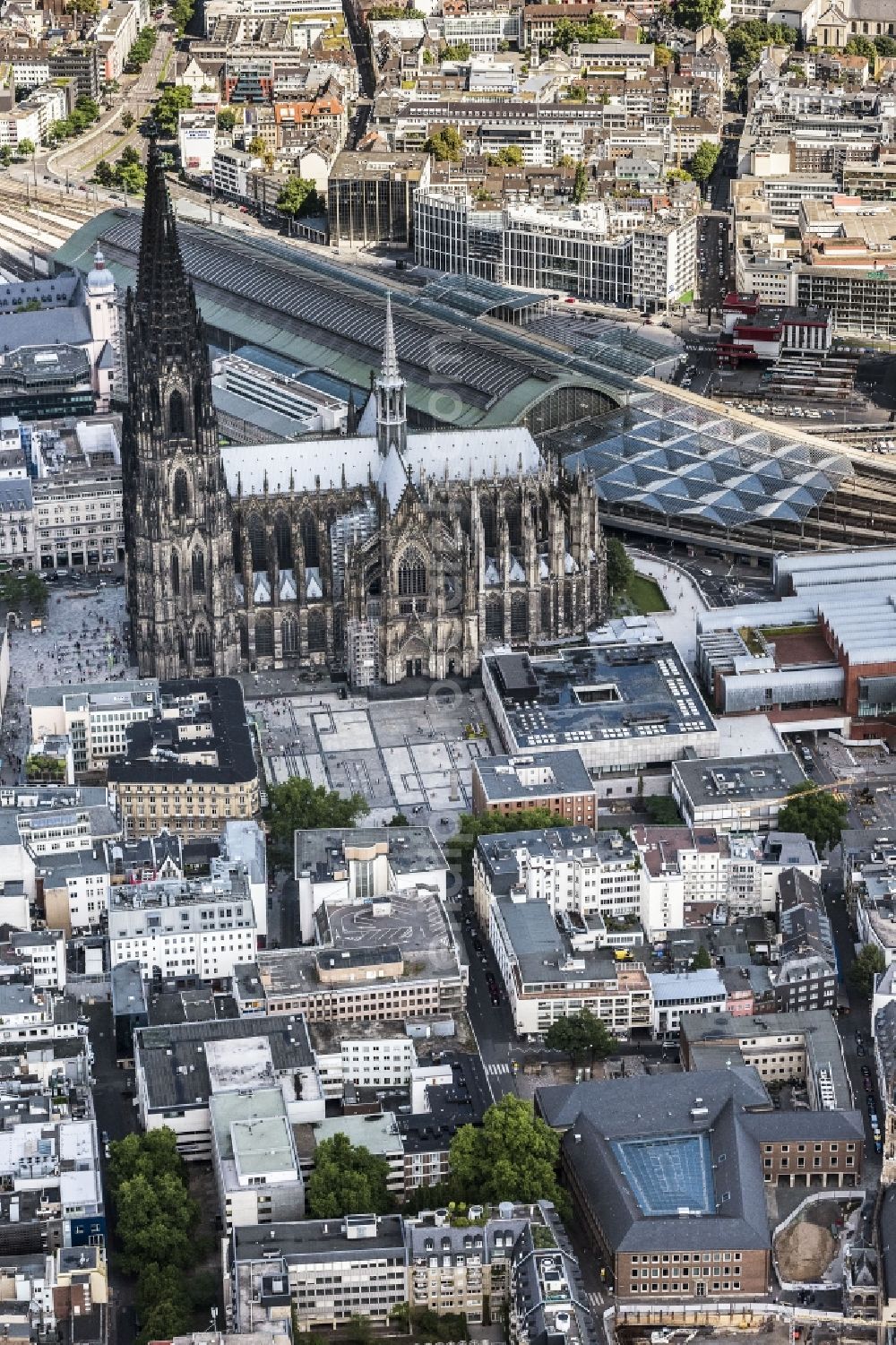 Köln from the bird's eye view: Church building of the cathedral in the old town in Cologne in the state North Rhine-Westphalia, Germany