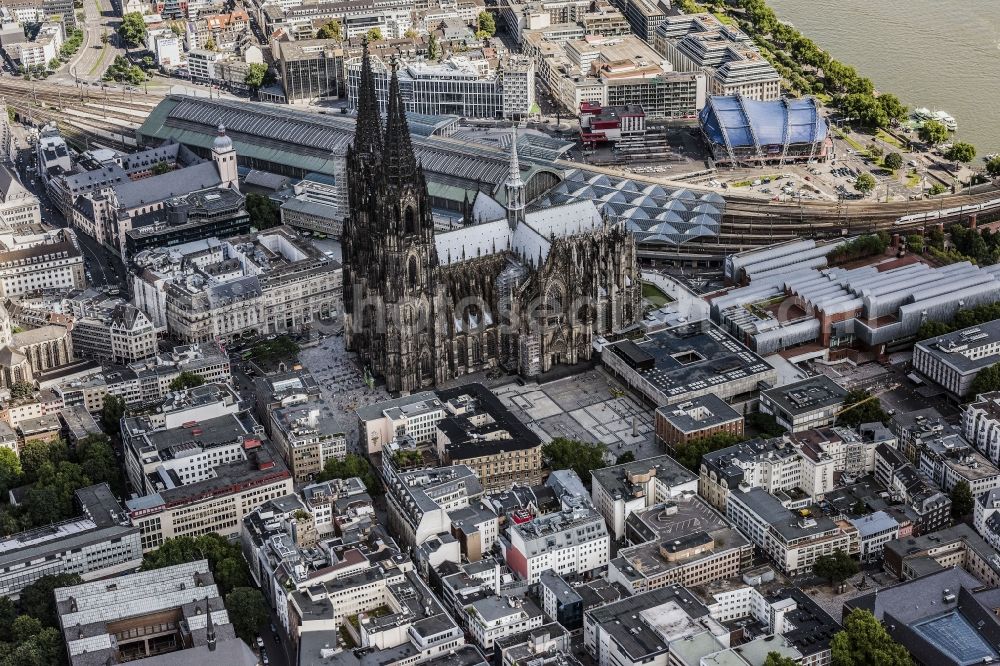 Aerial image Köln - Church building of the cathedral in the old town in Cologne in the state North Rhine-Westphalia, Germany