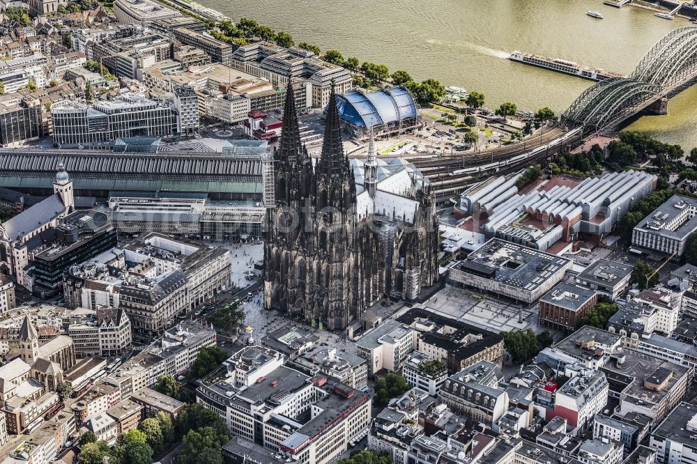 Aerial photograph Köln - Church building of the cathedral in the old town in Cologne in the state North Rhine-Westphalia, Germany