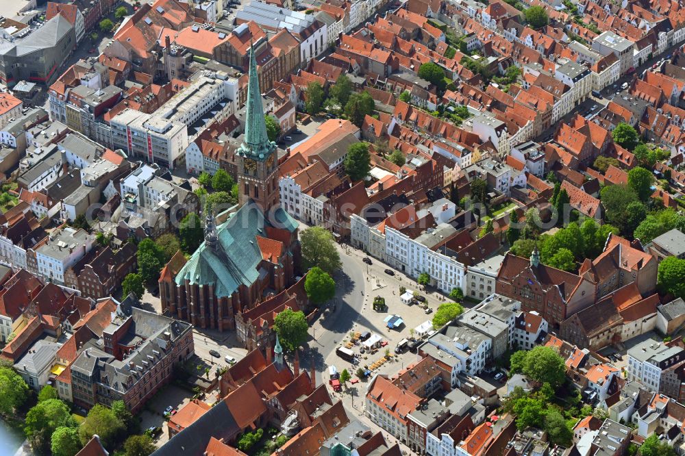 Aerial photograph Lübeck - Church building of the cathedral in the old town in Luebeck in the state Schleswig-Holstein, Germany