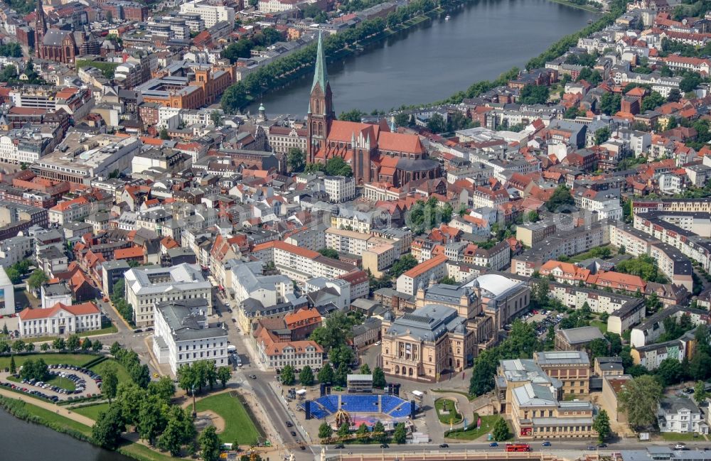 Aerial photograph Schwerin - Church building of the cathedral in the old town in Schwerin in the state Mecklenburg - Western Pomerania, Germany