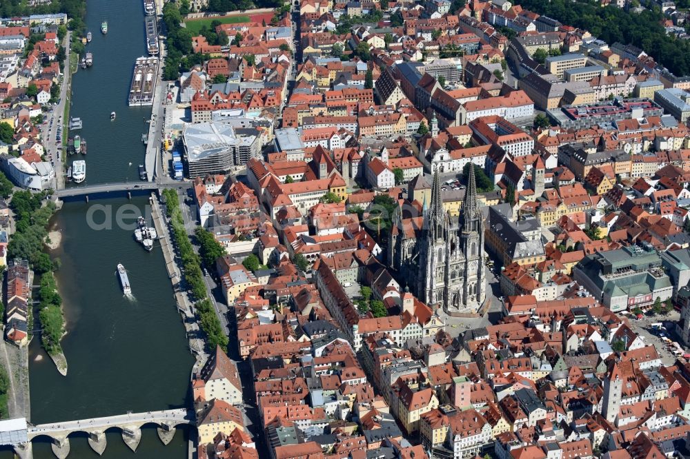 Regensburg from the bird's eye view: Church building of the cathedral St. Peter in the old town in Regensburg in the state Bavaria, Germany