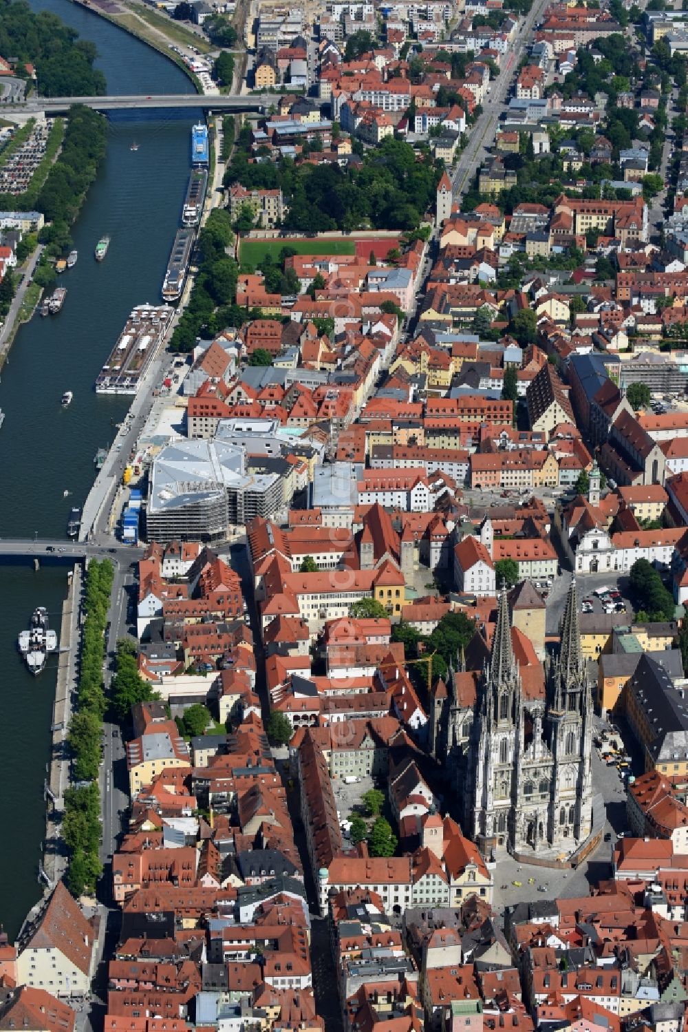 Aerial image Regensburg - Church building of the cathedral St. Peter in the old town in Regensburg in the state Bavaria, Germany