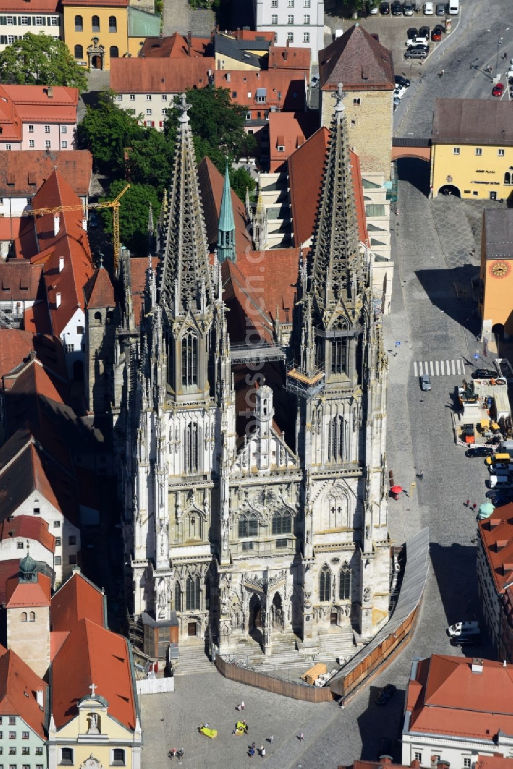 Regensburg from the bird's eye view: Church building of the cathedral St. Peter in the old town in Regensburg in the state Bavaria, Germany