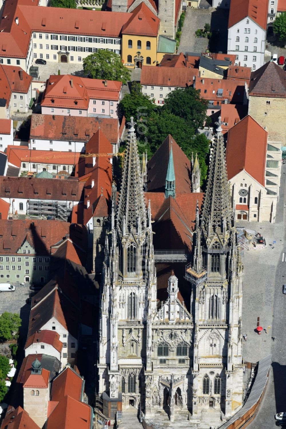 Aerial image Regensburg - Church building of the cathedral St. Peter in the old town in Regensburg in the state Bavaria, Germany