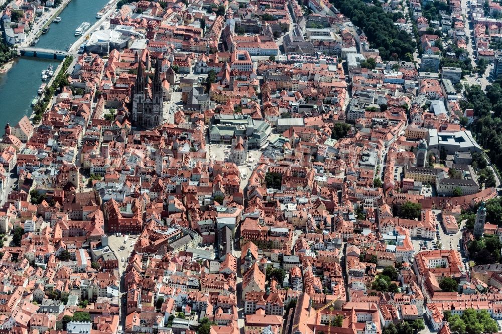 Aerial image Regensburg - Church building of the cathedral St. Peter in the old town in Regensburg in the state Bavaria, Germany