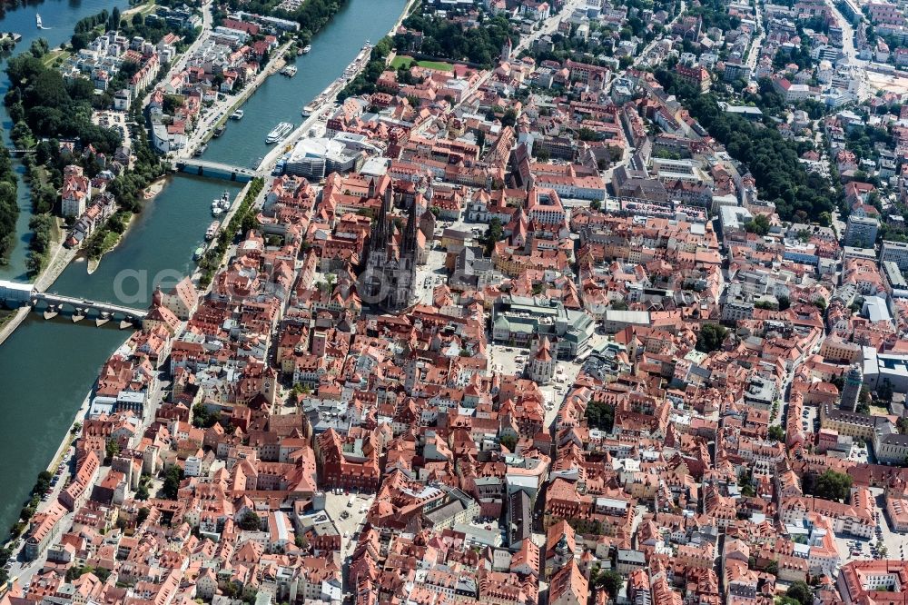 Aerial photograph Regensburg - Church building of the cathedral St. Peter in the old town in Regensburg in the state Bavaria, Germany