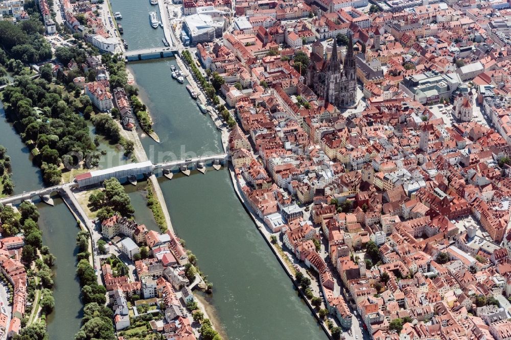 Aerial image Regensburg - Church building of the cathedral St. Peter in the old town in Regensburg in the state Bavaria, Germany