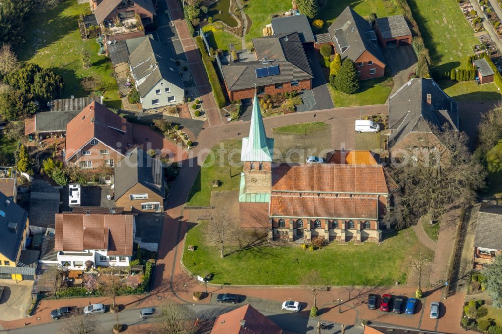 Aerial photograph Hünxe - Church building Dorfkirche Huenxe on Dorstener Strasse - An of Kirche in Huenxe in the state North Rhine-Westphalia, Germany