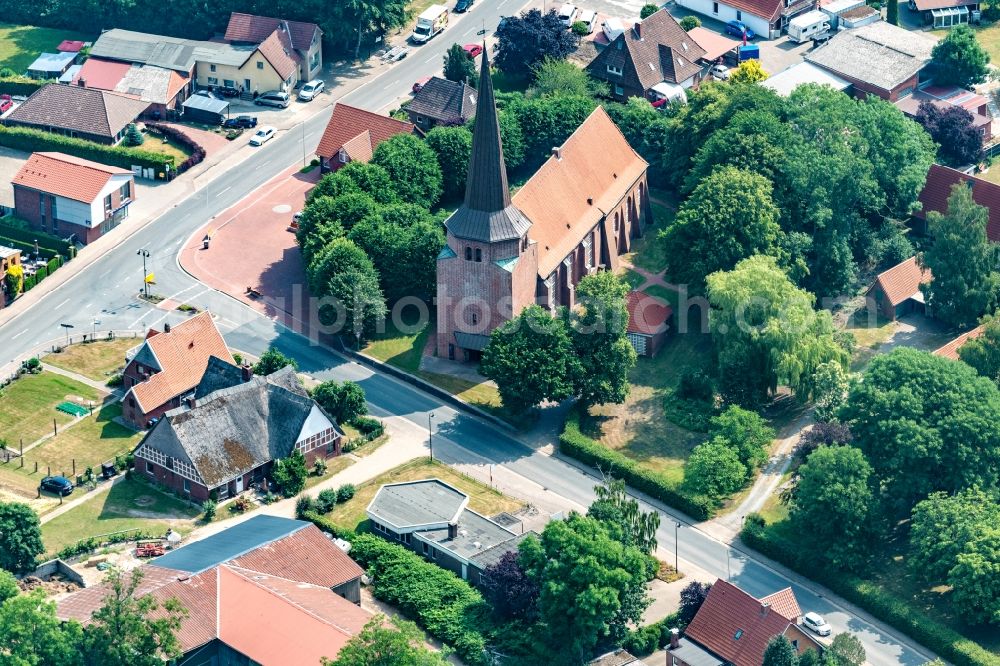 Oederquart from the bird's eye view: Church building in the village of in Oederquart in the state Lower Saxony, Germany