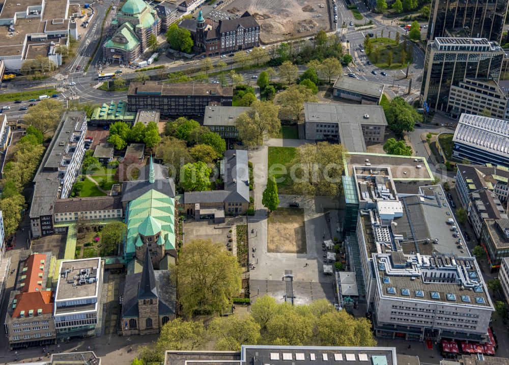 Essen from the bird's eye view: Church building of the cathedral of Essener Dom in the district Stadtkern in Essen at Ruhrgebiet in the state North Rhine-Westphalia, Germany