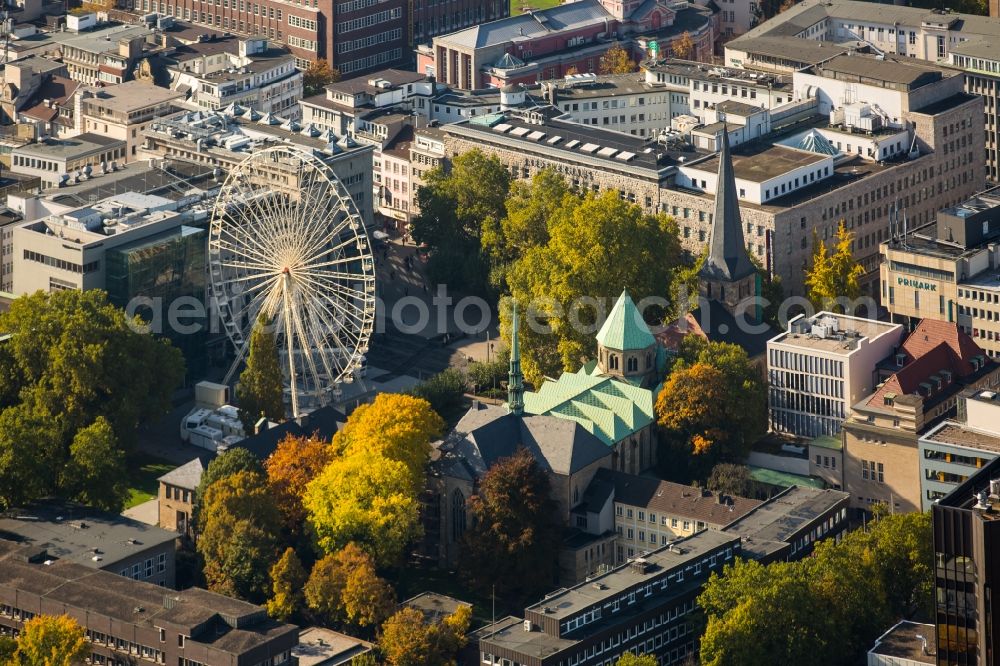 Aerial photograph Essen - Church building of the cathedral of Essen and ferris wheel in downtown Essen in the state of North Rhine-Westphalia