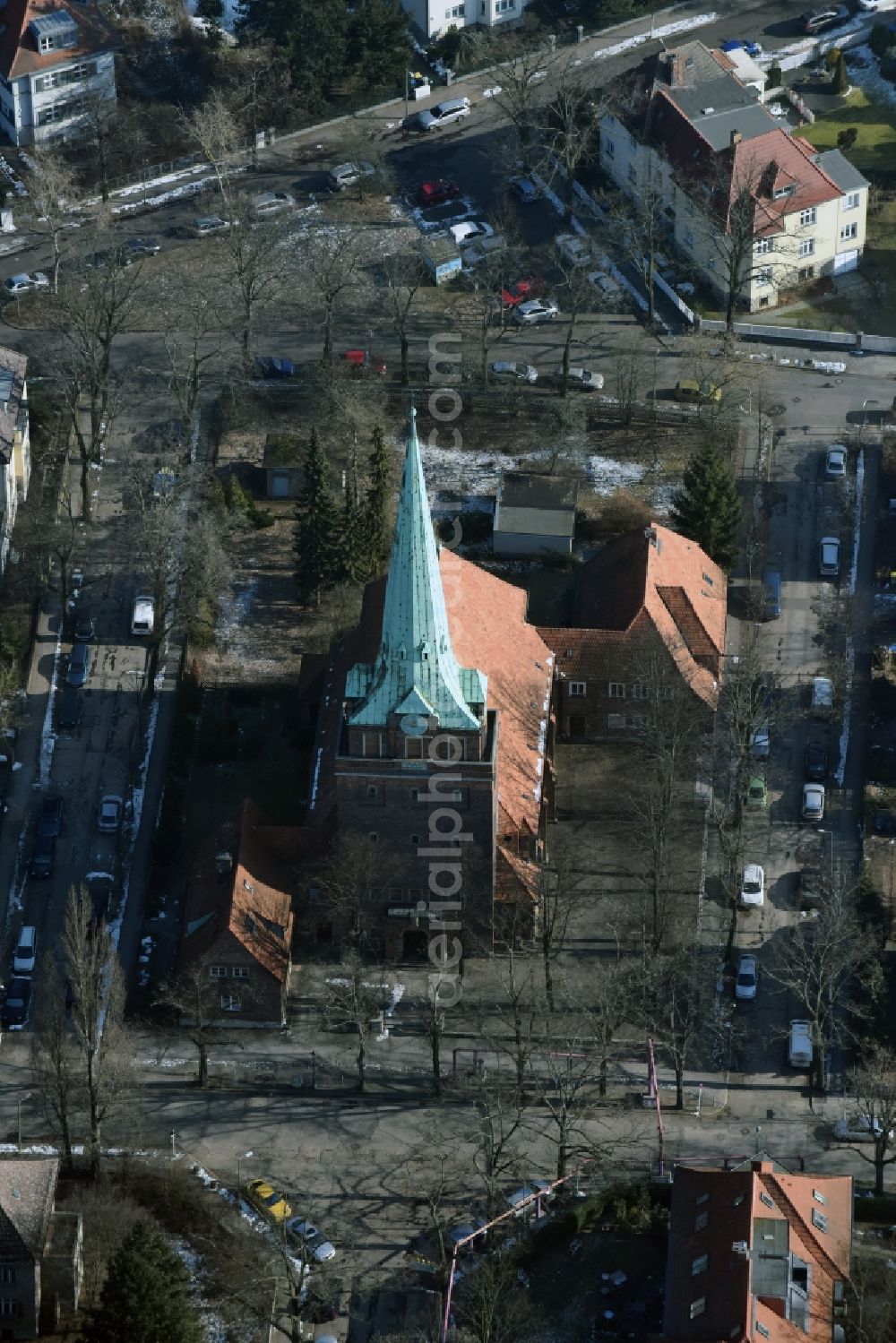 Aerial photograph Berlin - Church building Evangel. Paul-Gerhardt-Kirchengemeinde Lichtenberg Weseler Strasse in the district Karlshorst in Berlin