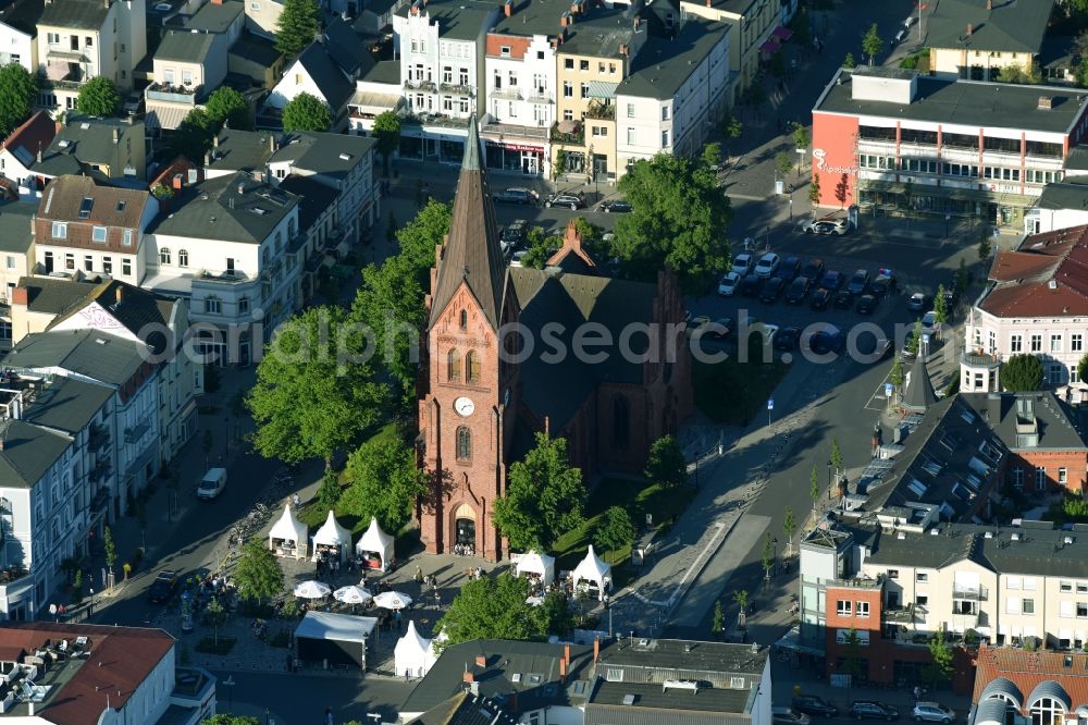 Warnemünde from the bird's eye view: Church building the Protestant-Lutheran Kirch municipality of Warnemuende in Rostock in the federal state Mecklenburg-West Pomerania, Germany