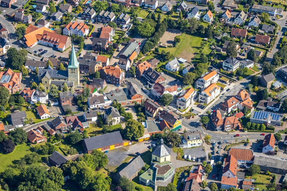 Rhynern from above - Church building Evangelische Kirche Rhynern Alte Salzstrasse and the church building of the St. Regina am Sankt-Reginen-Platz in Rhynern in the state North Rhine-Westphalia, Gchurch