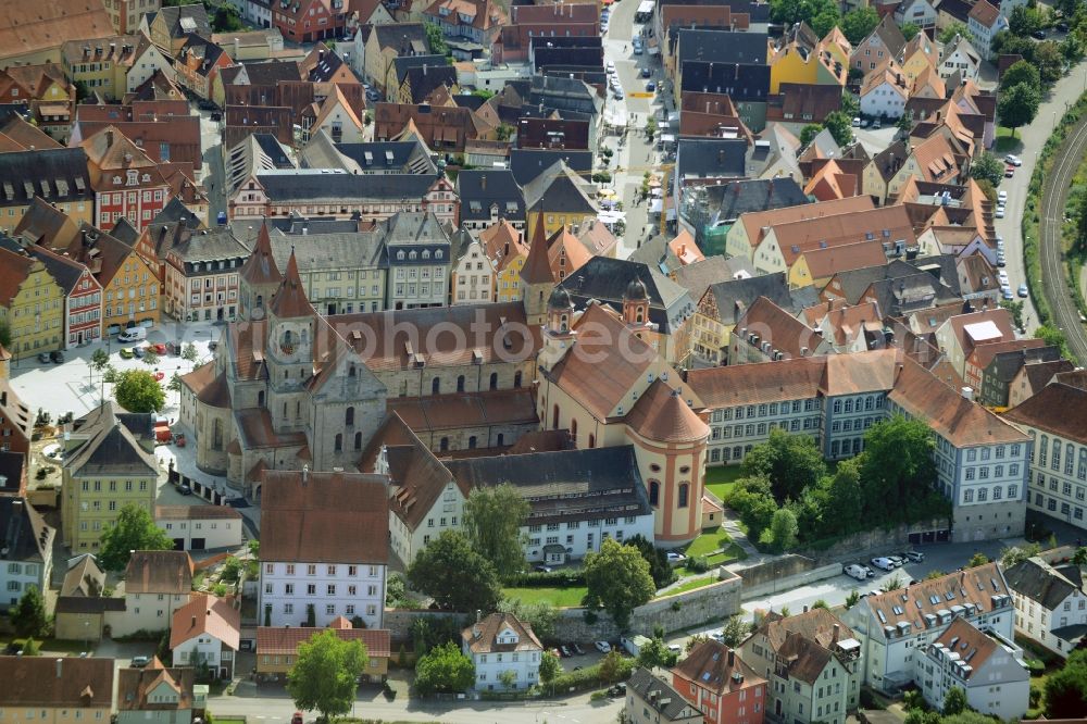 Aerial photograph Ellwangen (Jagst) - Church building in Evangelische Stadtkirche and Basilika St. Vitus on Marktplatz Old Town- center of downtown in Ellwangen (Jagst) in the state Baden-Wuerttemberg