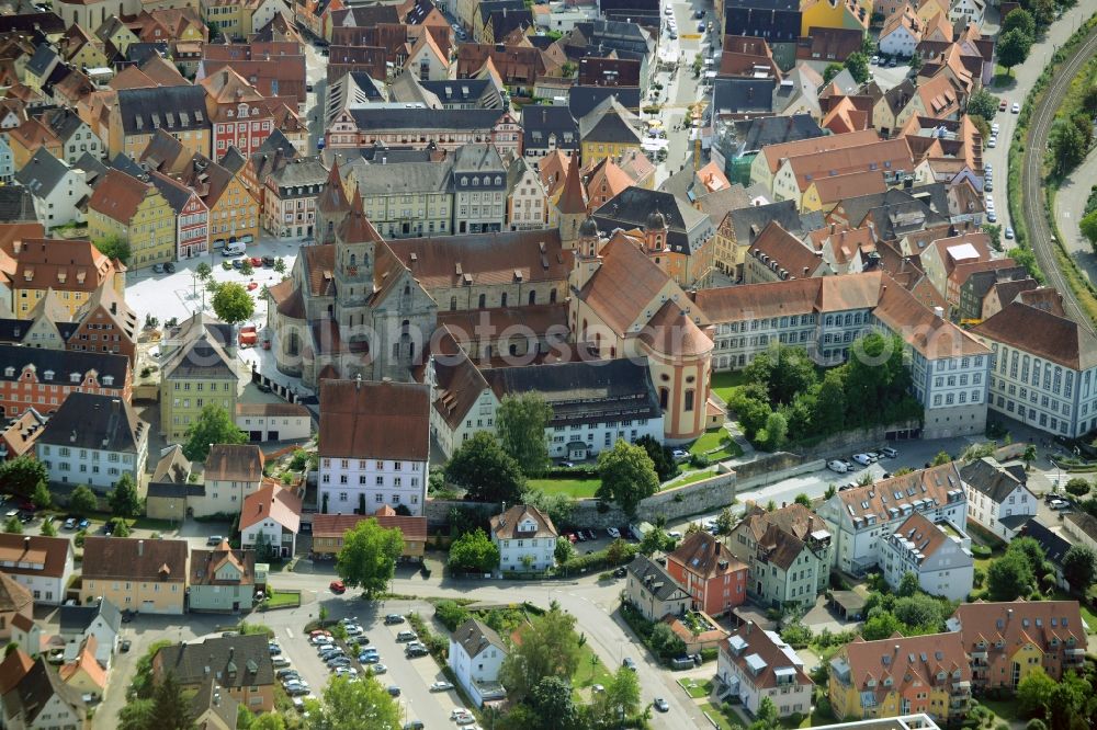 Ellwangen (Jagst) from the bird's eye view: Church building in Evangelische Stadtkirche and Basilika St. Vitus on Marktplatz Old Town- center of downtown in Ellwangen (Jagst) in the state Baden-Wuerttemberg