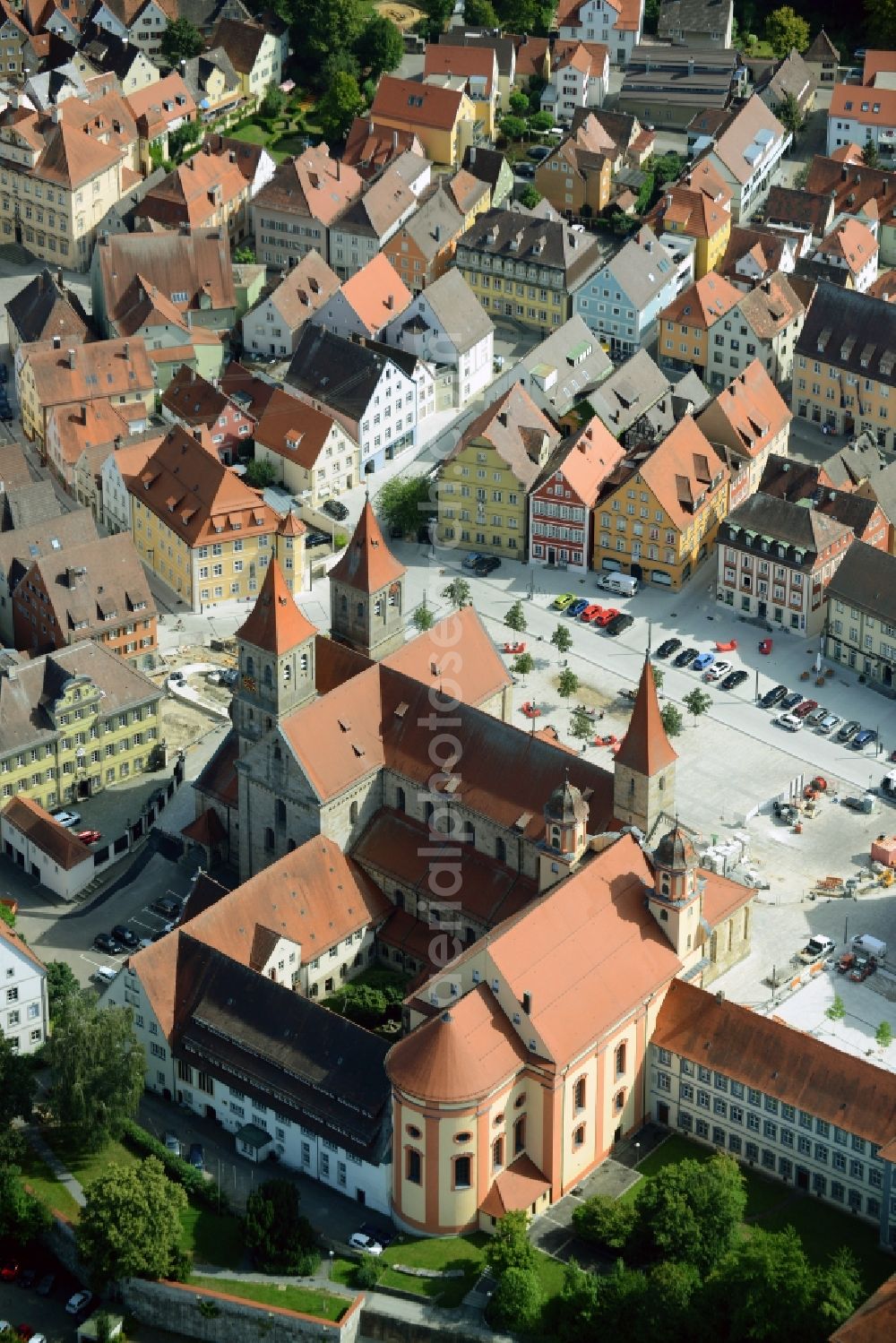 Aerial photograph Ellwangen (Jagst) - Church building in Evangelische Stadtkirche and Basilika St. Vitus on Marktplatz Old Town- center of downtown in Ellwangen (Jagst) in the state Baden-Wuerttemberg