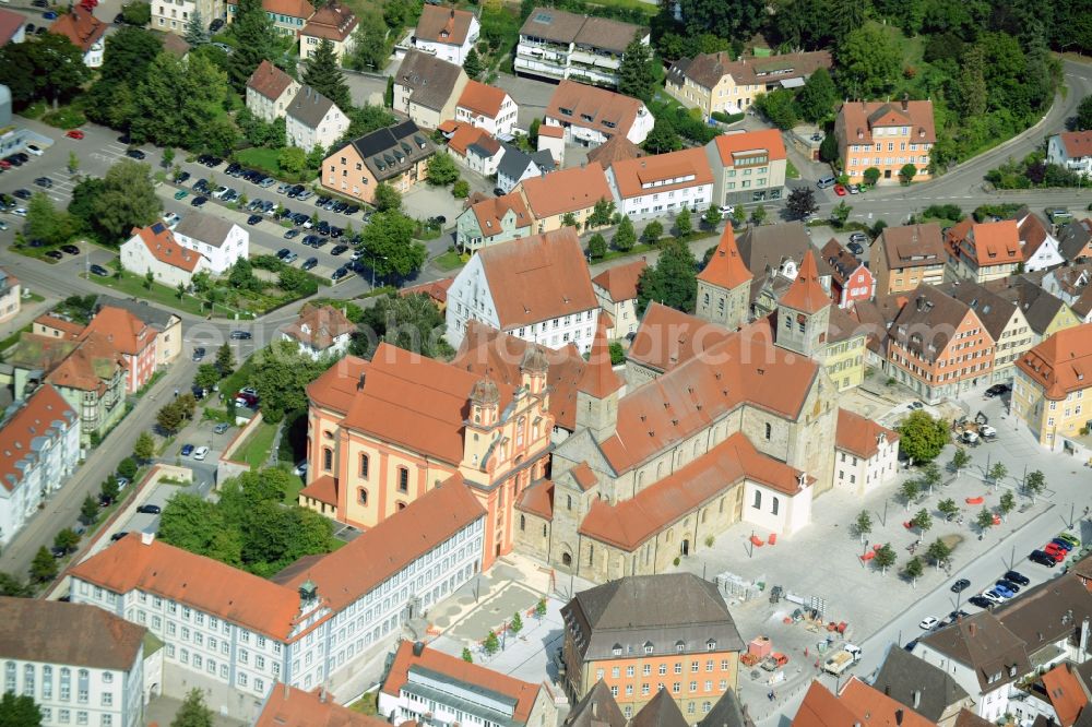 Ellwangen (Jagst) from the bird's eye view: Church building in Evangelische Stadtkirche and Basilika St. Vitus on Marktplatz Old Town- center of downtown in Ellwangen (Jagst) in the state Baden-Wuerttemberg