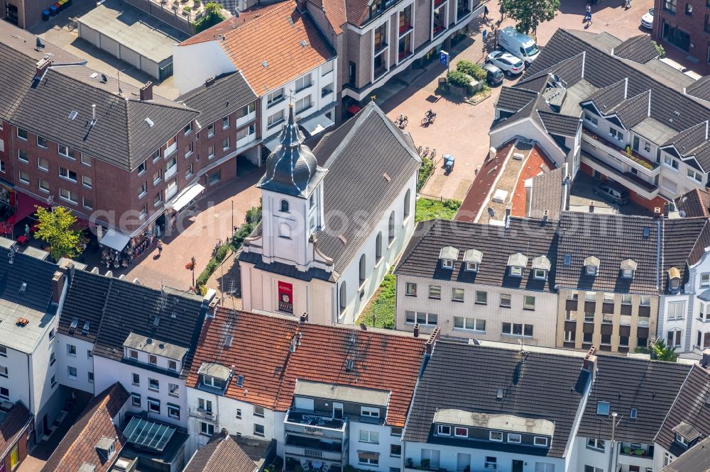 Dinslaken from the bird's eye view: Church building in of Evangelische Stadtkirche Dinslaken Old Town- center of downtown in Dinslaken in the state North Rhine-Westphalia, Germany