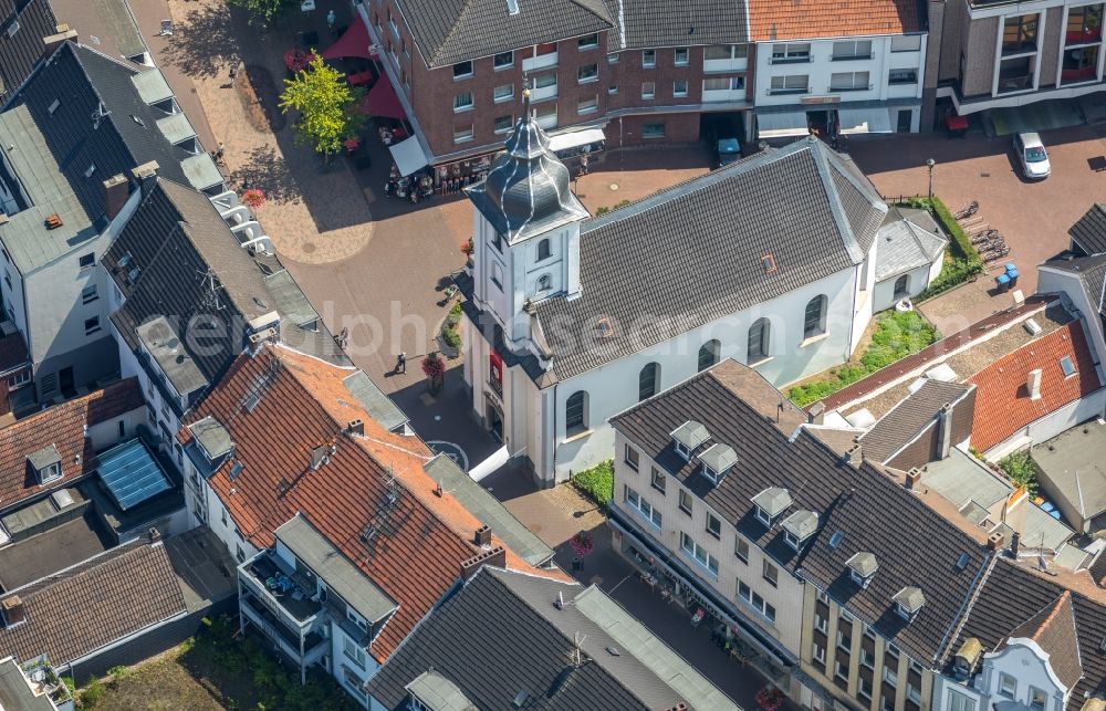 Aerial image Dinslaken - Church building in of Evangelische Stadtkirche Dinslaken Old Town- center of downtown in Dinslaken in the state North Rhine-Westphalia, Germany