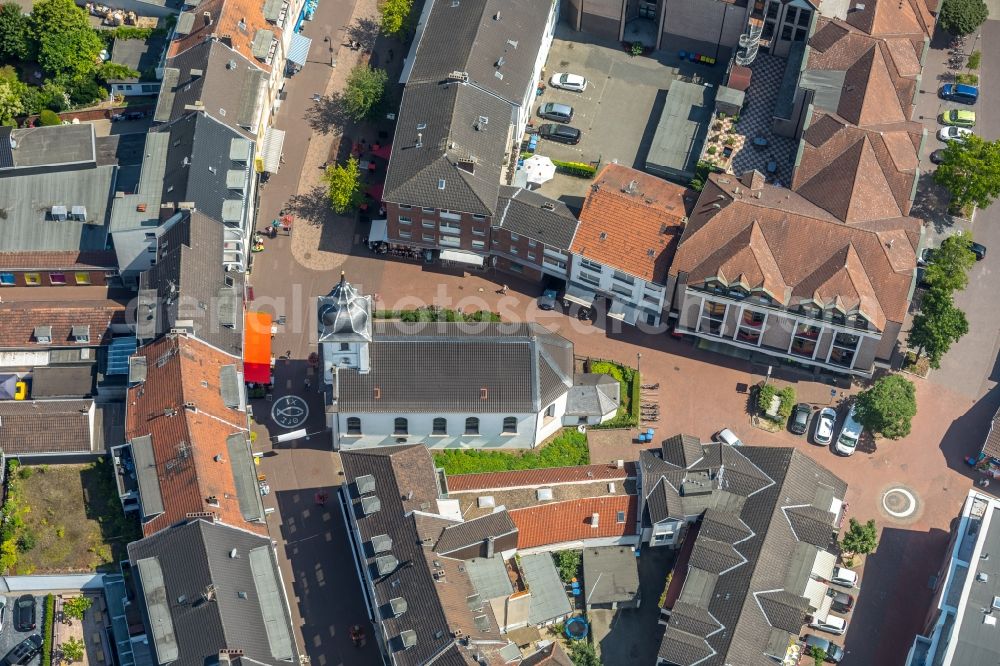 Aerial photograph Dinslaken - Church building in of Evangelische Stadtkirche Dinslaken Old Town- center of downtown in Dinslaken in the state North Rhine-Westphalia, Germany