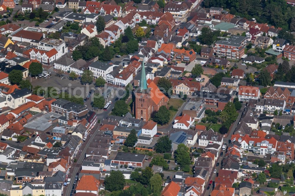 Aerial image Neustadt in Holstein - Church building Evangelische Stadtkirche Neustadt in Holstein Am Markt in Neustadt in Holstein in the state Schleswig-Holstein, Germany