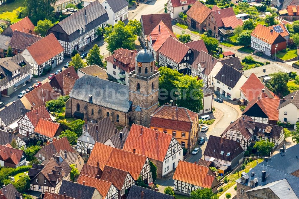 Aerial photograph Rhoden - Church building of Evangelische Stadtkirche Rhoden on Lange Strasse in Rhoden in the state Hesse, Germany