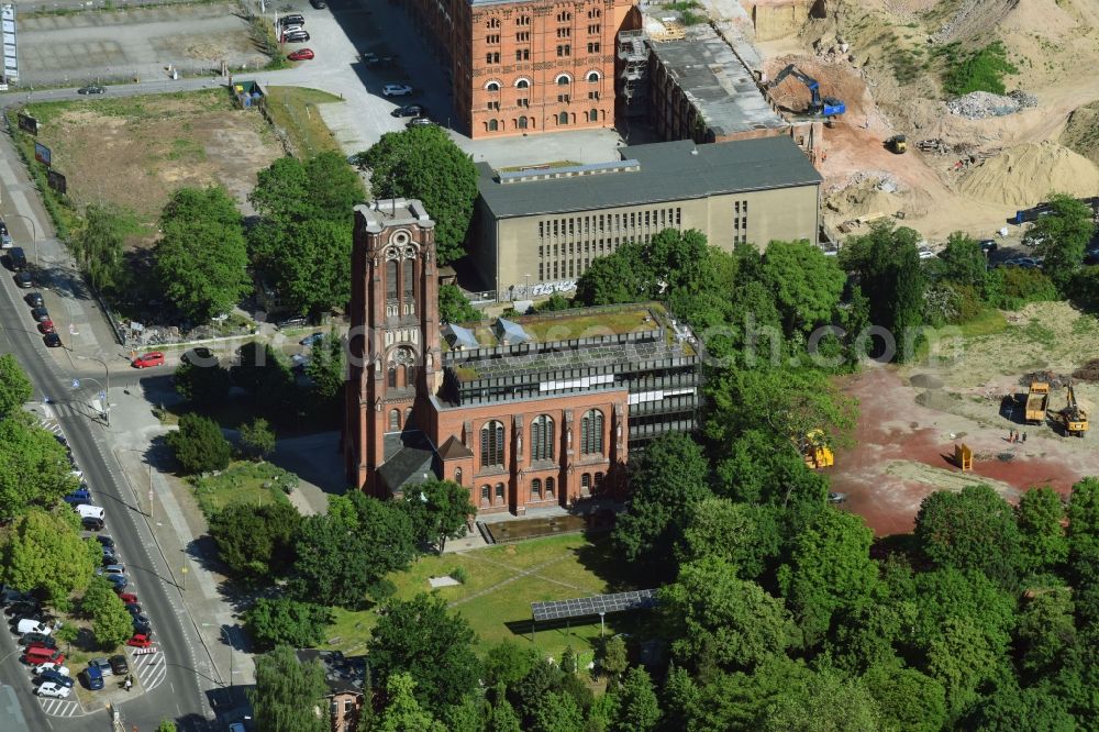 Berlin from the bird's eye view: Church building Evangelischen Kirchengemeinde Auferstehung on Friedenstrasse in the district Friedrichshain-Kreuzberg in Berlin, Germany