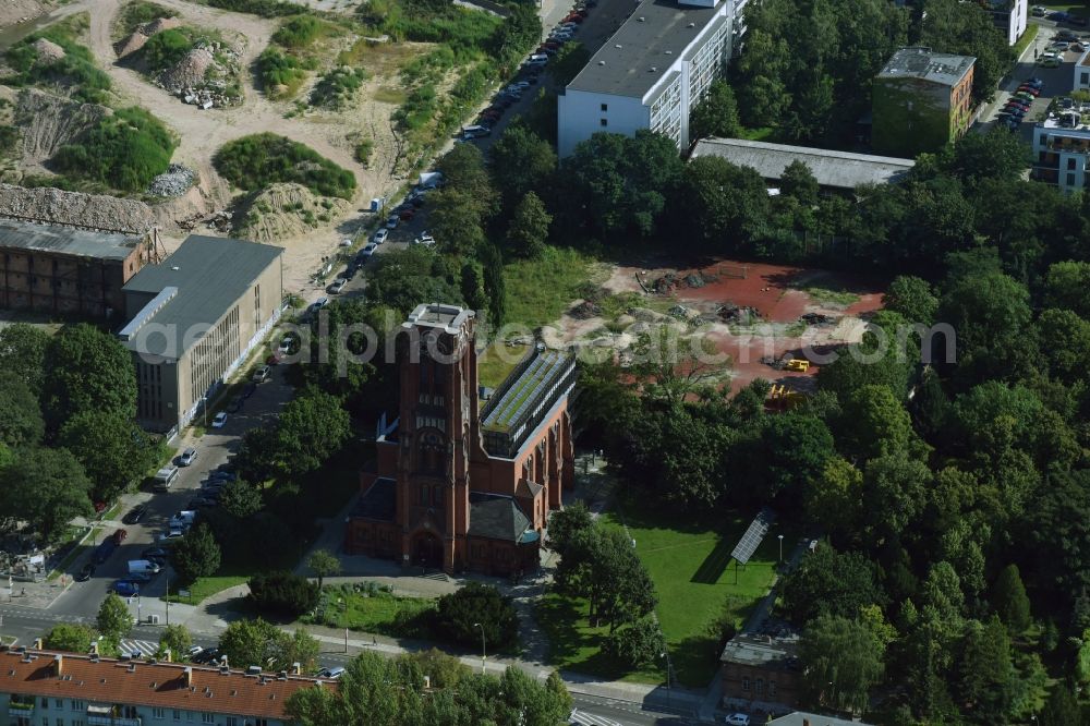 Berlin from the bird's eye view: Church building Evangelischen Kirchengemeinde Auferstehung on Friedenstrasse in the district Friedrichshain-Kreuzberg in Berlin, Germany