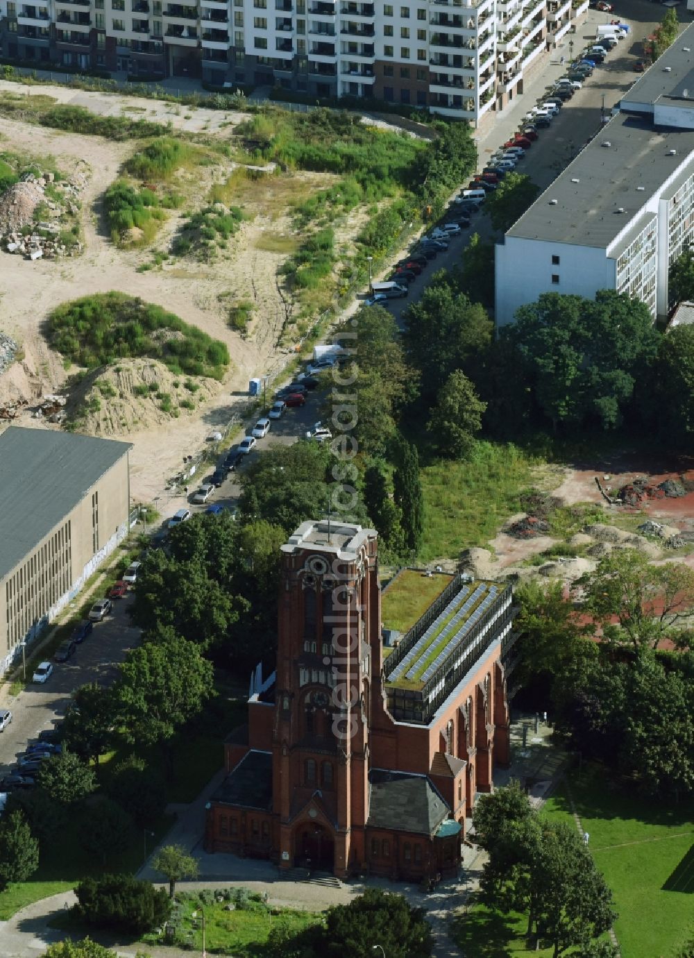 Aerial image Berlin - Church building Evangelischen Kirchengemeinde Auferstehung on Friedenstrasse in the district Friedrichshain-Kreuzberg in Berlin, Germany