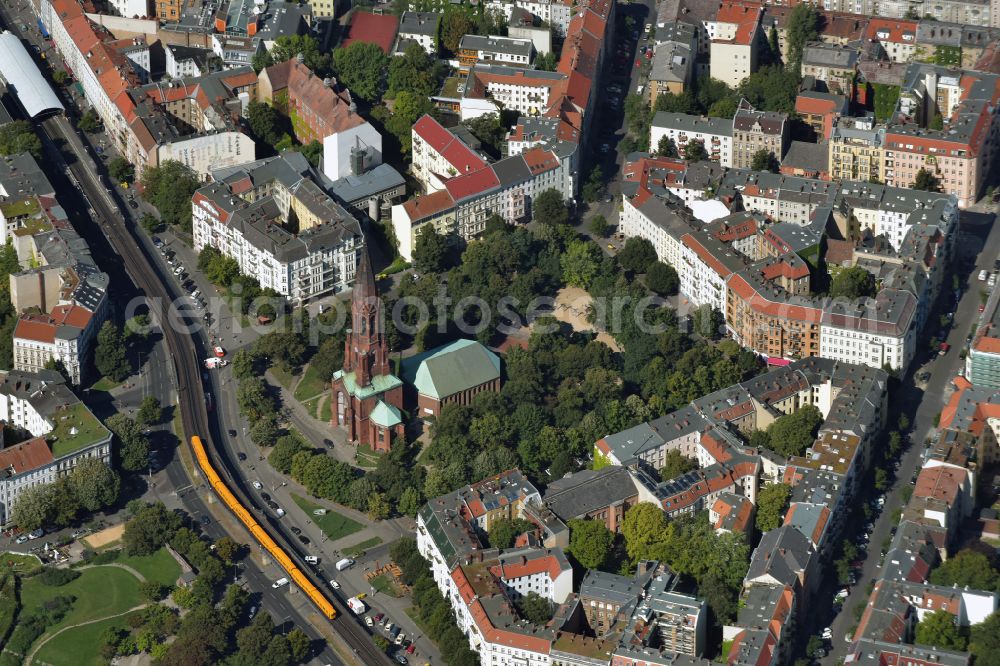 Aerial image Berlin - Church building of the protestant parish Emmaus - Oelberg at the Lausitzer square - in the Skalitzerstrasse in Berlin