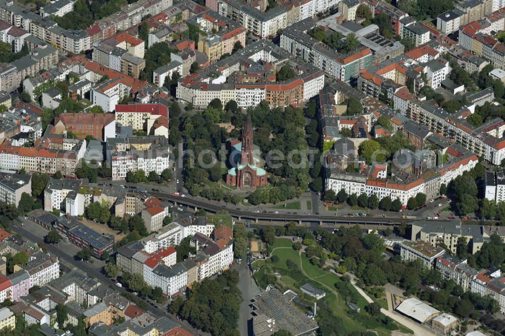 Aerial photograph Berlin - Church building of the protestant parish Emmaus - Oelberg at the Lausitzer square - in the Skalitzerstrasse in Berlin