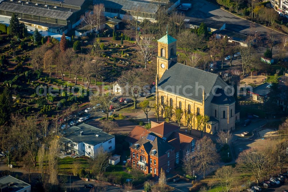 Aerial photograph Bochum - Church building of the protestant Matthew-Church in the Weitmar part in Bochum in the state of North Rhine-Westphalia