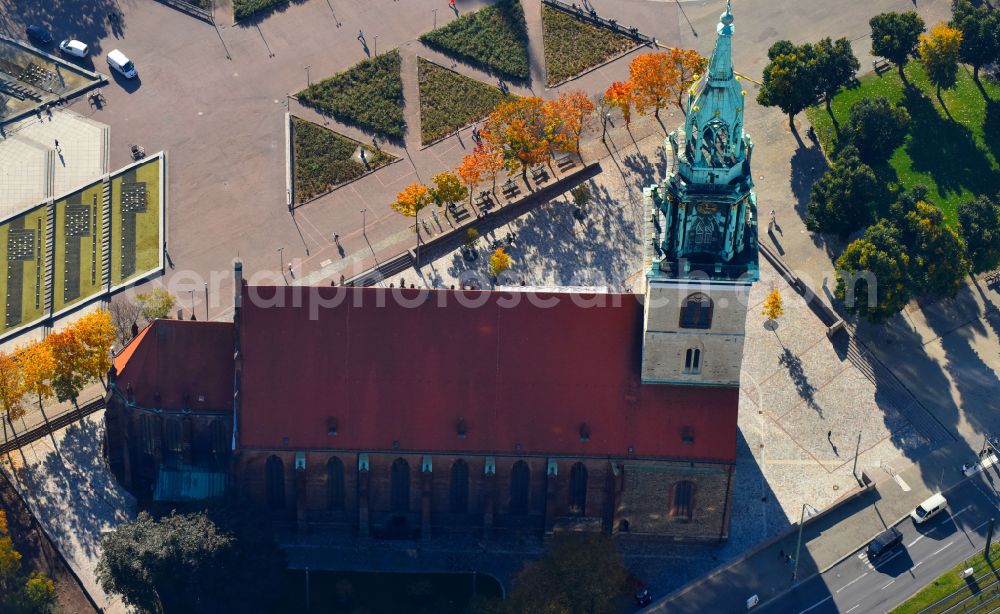 Aerial image Berlin - Church buildings of the Evangelical St. Mary's Church on the Karl-Liebknecht-Strasse at Alexanderplatz in the district of Mitte in the district Mitte in Berlin, Germany