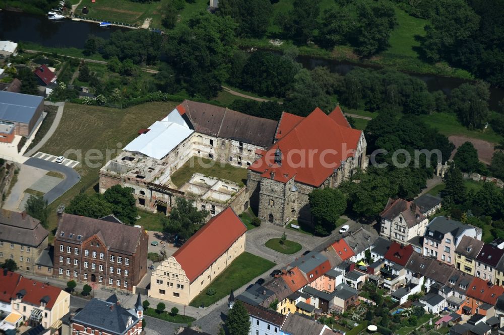 Nienburg (Saale) from the bird's eye view: Church building of the evangelic castle-church (former monastery church) St. Marien und St. Cyprian with extension of the former monastery at Goethe-square in Nienburg (Saale) in the state Saxony-Anhalt