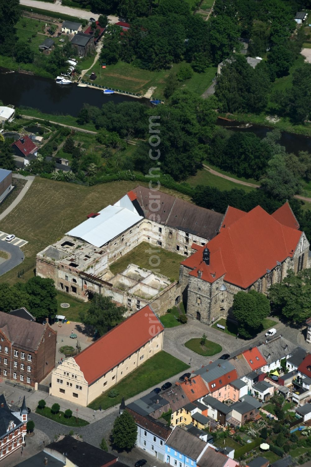 Aerial photograph Nienburg (Saale) - Church building of the evangelic castle-church (former monastery church) St. Marien und St. Cyprian with extension of the former monastery at Goethe-square in Nienburg (Saale) in the state Saxony-Anhalt