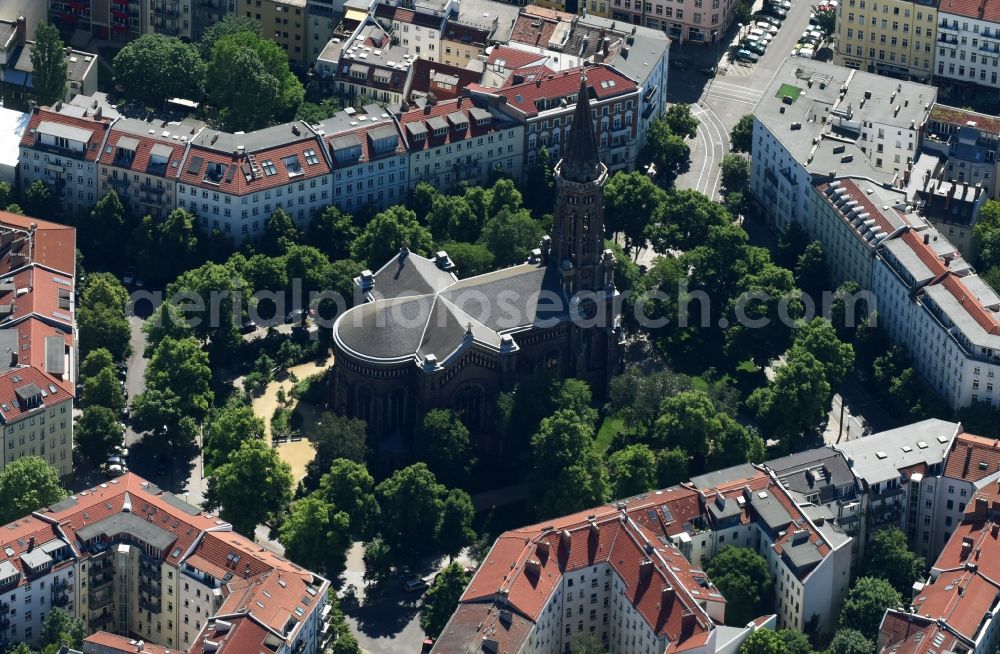 Berlin from the bird's eye view: Church building Foerderverein Zionskirche on Griebenowstrasse destrict Prenzlauer Berg in Berlin