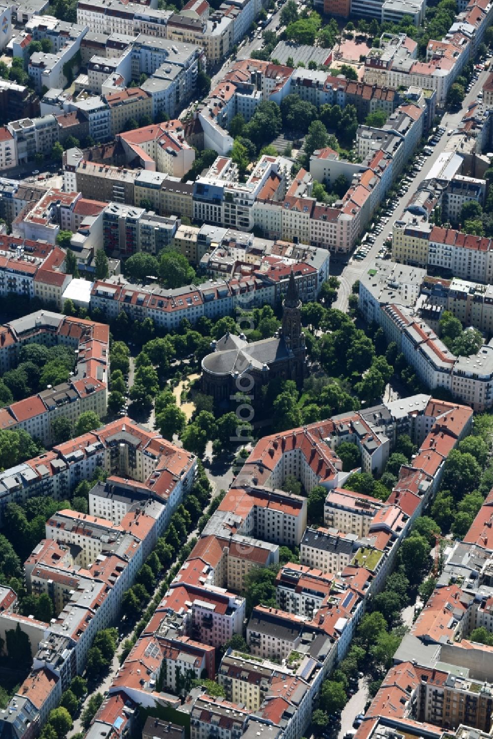 Aerial image Berlin - Church building Foerderverein Zionskirche on Griebenowstrasse destrict Prenzlauer Berg in Berlin