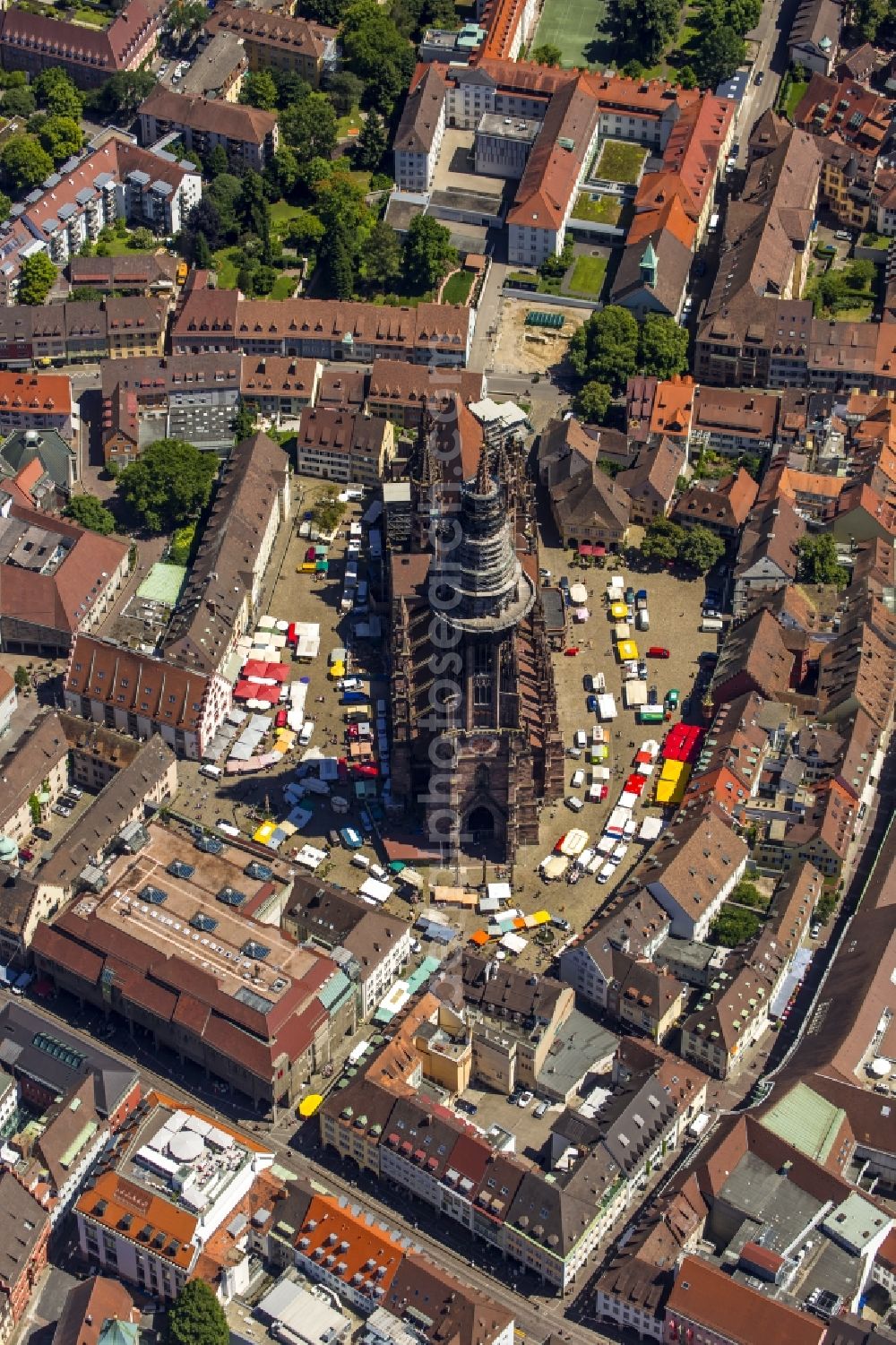 Aerial photograph Freiburg im Breisgau - Church building of the Freiburg Muenster Cathedral Square in the old town of Freiburg in Baden-Wuerttemberg. freiburgermuenster.info