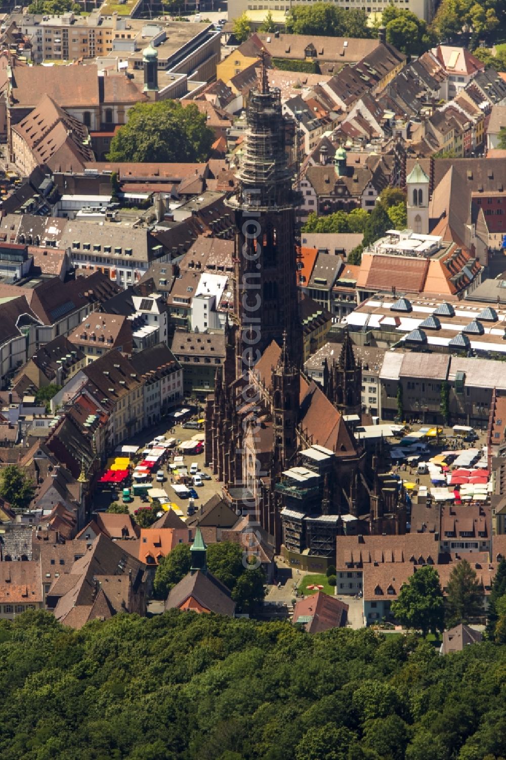 Aerial photograph Freiburg im Breisgau - Church building of the Freiburg Muenster Cathedral Square in the old town of Freiburg in Baden-Wuerttemberg. freiburgermuenster.info