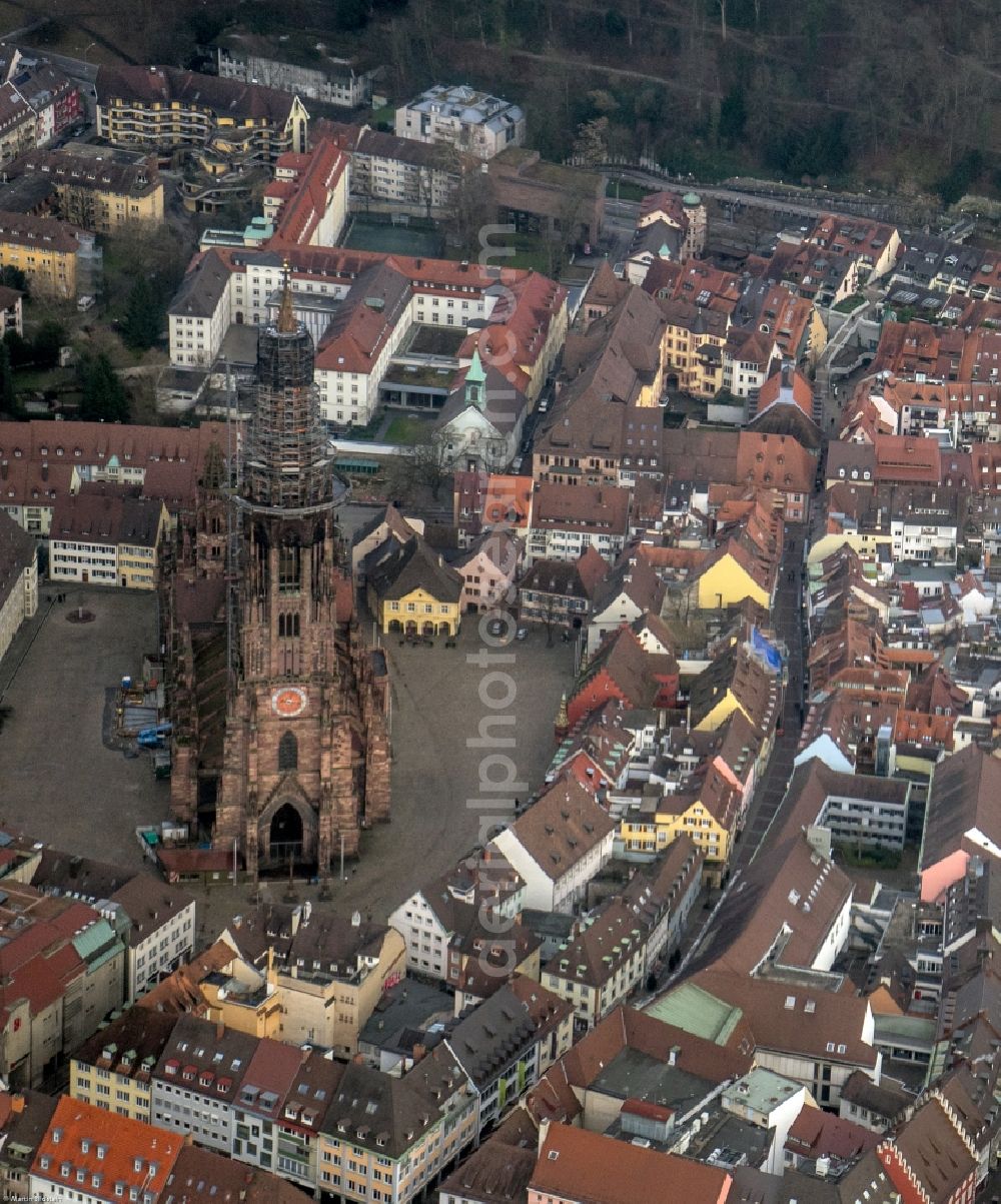 Freiburg im Breisgau from the bird's eye view: Church building of the Freiburg Muenster Cathedral Square in the old town of Freiburg in Baden-Wuerttemberg. freiburgermuenster.info