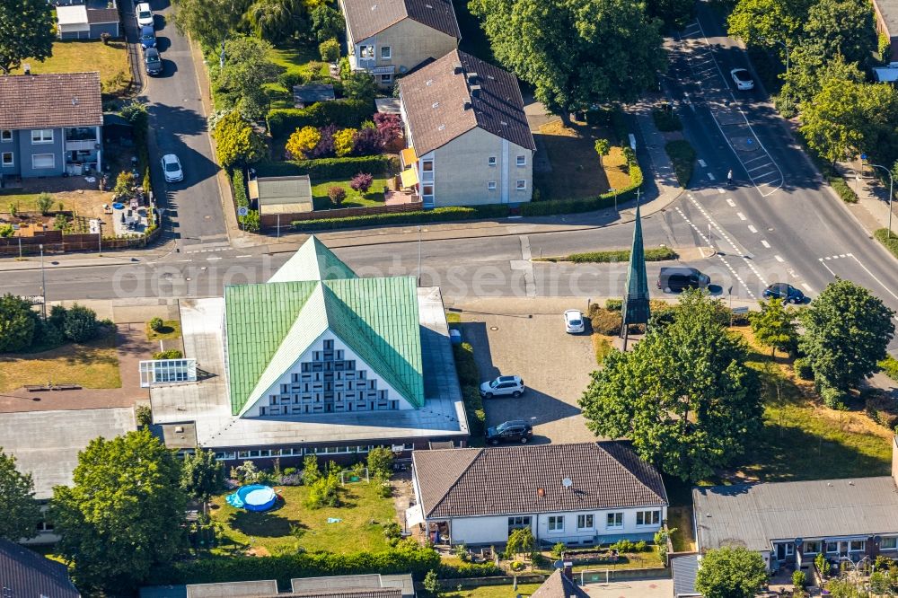 Aerial image Dinslaken - Church building Friedenskirche on Duisburger Strasse in the district Eppinghoven in Dinslaken in the state North Rhine-Westphalia, Germany