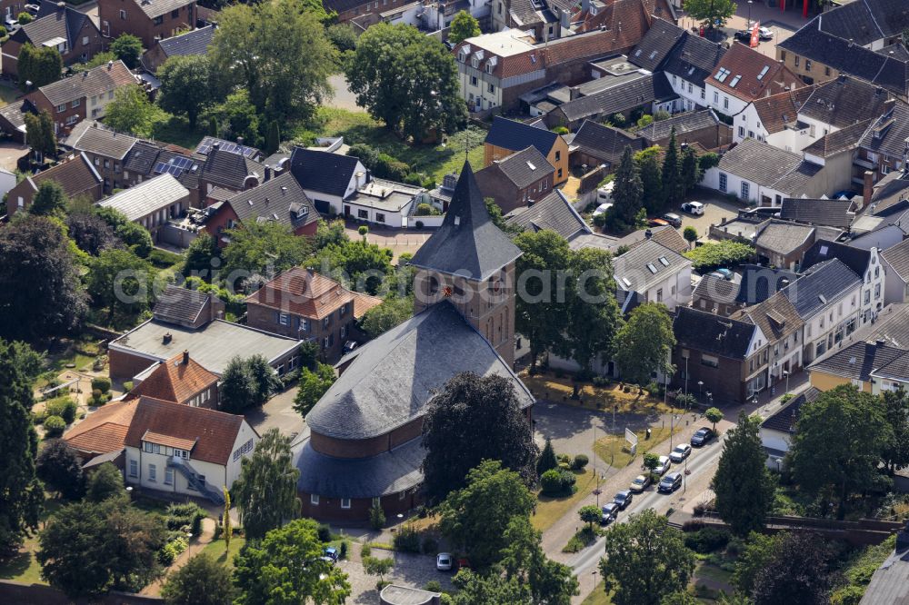 Aerial photograph Wassenberg - Church building of the Provostship of St. George in the old town center of the city center at Stiftsplatz in Wassenberg in the state of North Rhine-Westphalia, Germany