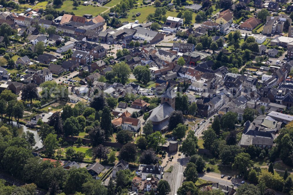 Wassenberg from the bird's eye view: Church building of the Provostship of St. George in the old town center of the city center at Stiftsplatz in Wassenberg in the state of North Rhine-Westphalia, Germany