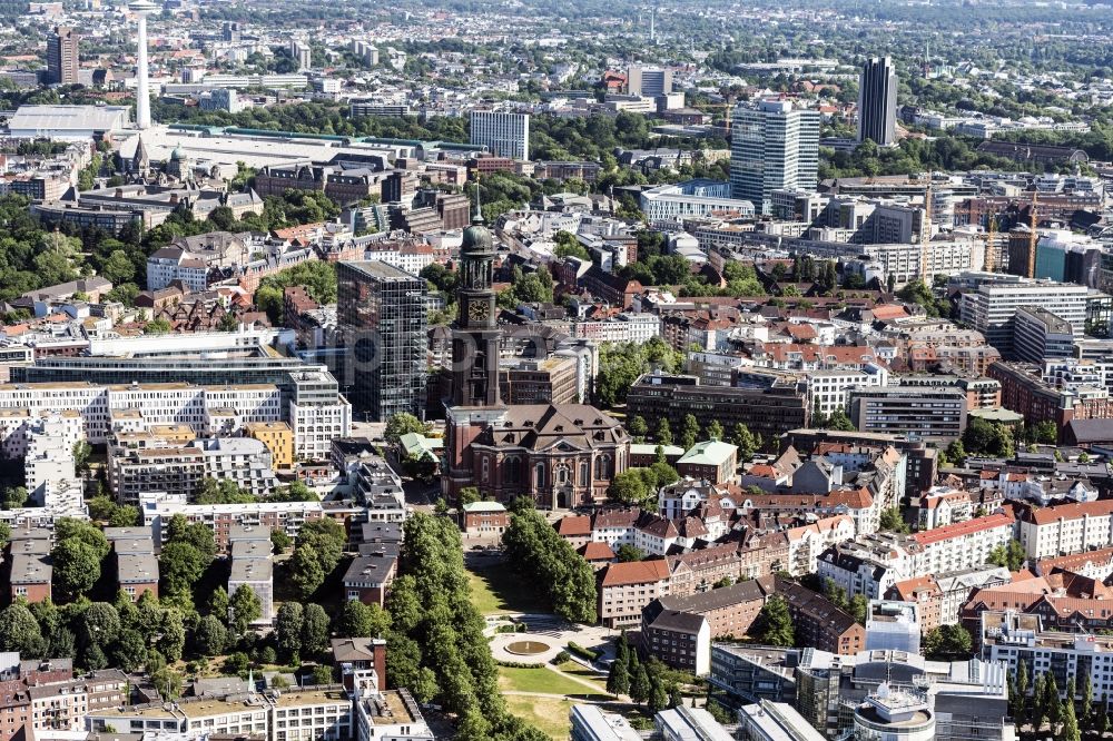 Aerial image Hamburg - Church building Hauptkirche St. Michaelis with Blick auf Neustadt in Hamburg, Germany