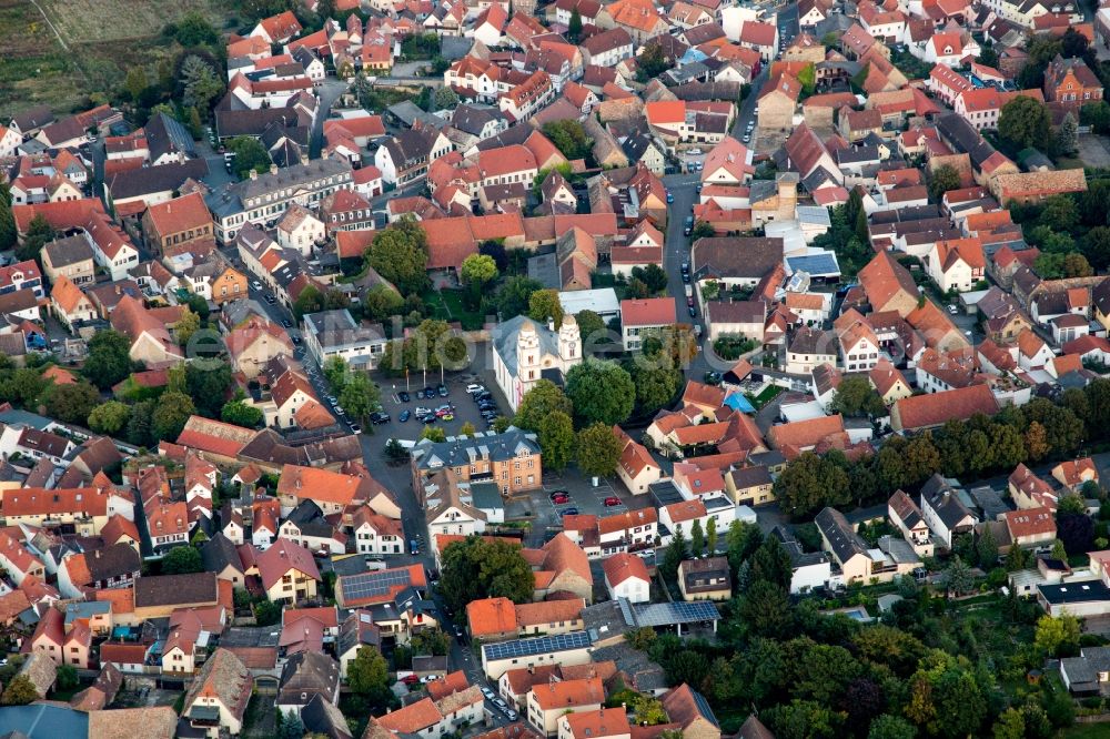 Guntersblum from the bird's eye view: Church building St. Viktor im Dorfkern in Guntersblum im Bundesland Rheinland-Pfalz, Deutschlandin the village of in Guntersblum in the state Rhineland-Palatinate, Germany