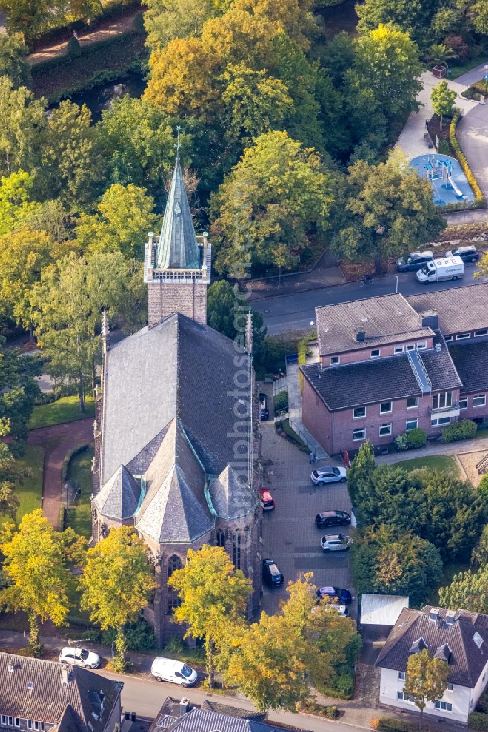 Aerial photograph Menden (Sauerland) - Church building of the Heilig-Geist-Kirche at the industrial area along the course of the river Henne on the streets Untere Promenade and Bodelschwinghstrasse in Menden (Sauerland) in the state North Rhine-Westphalia, Germany